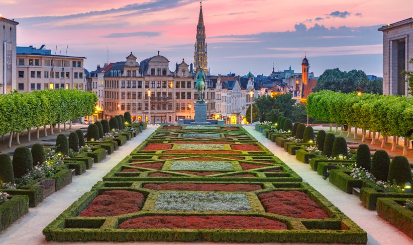 Angelegter Garten auf dem Mont des Arts in Brüssel bei Sonnenuntergang