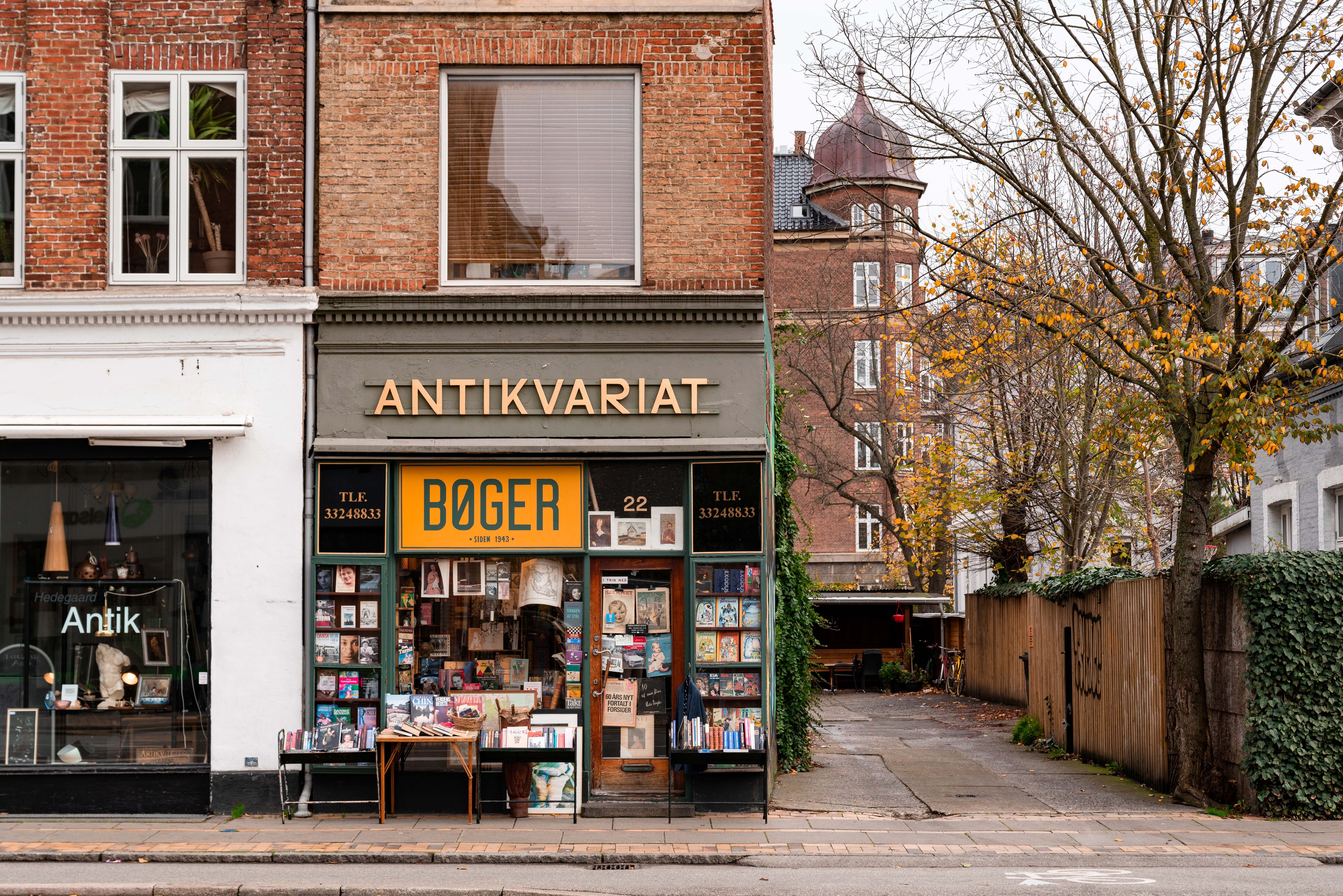 Ansicht auf einen Buchladen umgeben von Backsteingebäuden im Stadtteil Frederiksberg in Kopenhagen