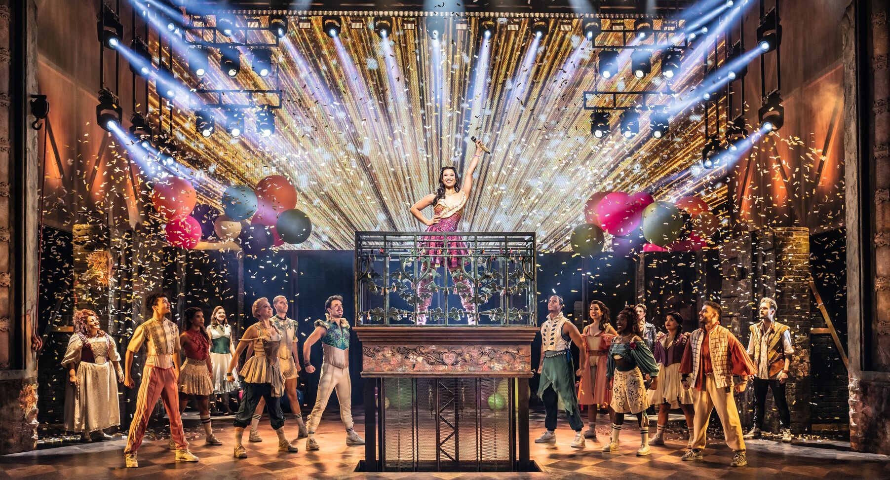 Julia vom Musical & Julia steht auf der Bühne und singt