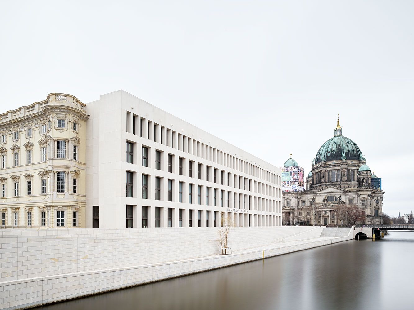 Neue Fassade des hUmboldtforums vor der Spree, Dom im Hintergrund