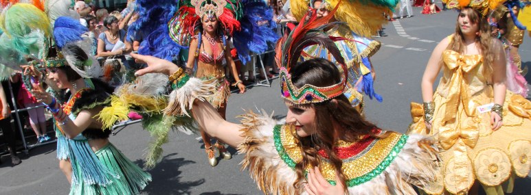 Tänzerinnen in exotischen Kostümen beim Umzug zum Karneval der Kulturen in Berlin - BAHNHIT.DE, © getty