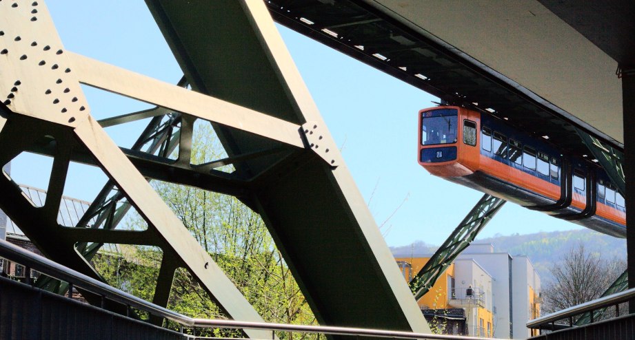 Schwebebahn in Wuppertal - BAHNHIT.DE, © getty, Foto: Dirk Lotze