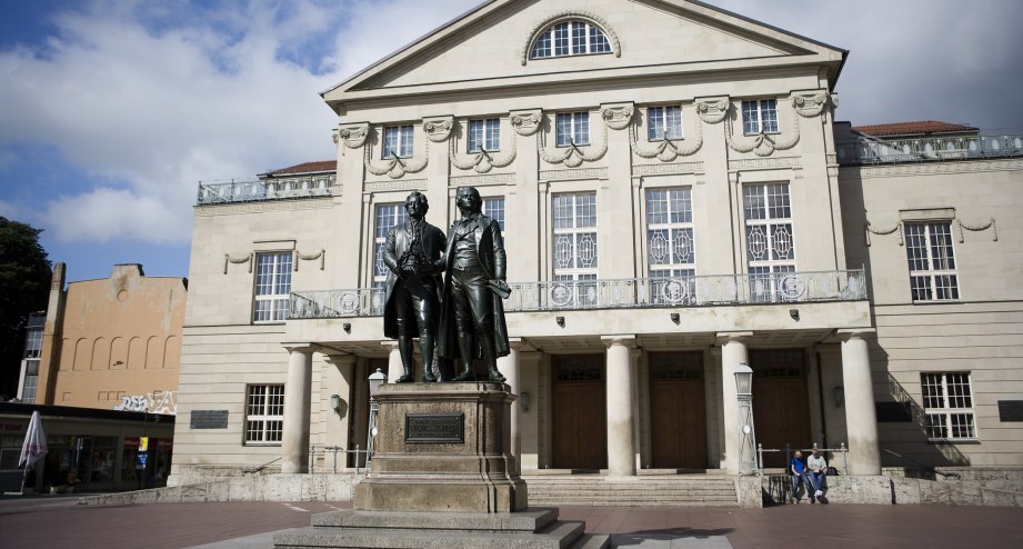 Goethe und Schiller vor dem Nationaltheater in Weimar - BAHNHIT.DE, © weimar GmbH, Foto: Guido Werner