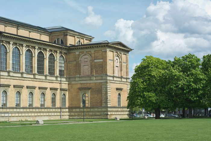 Pinakothek mit Wiese in München von Außen