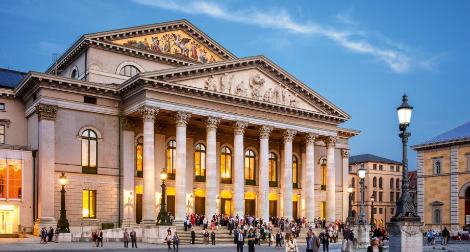 Die Bayerische Staatsoper am Abend - BAHNHIT.DE, © München Tourismus, Foto: F. Löchner