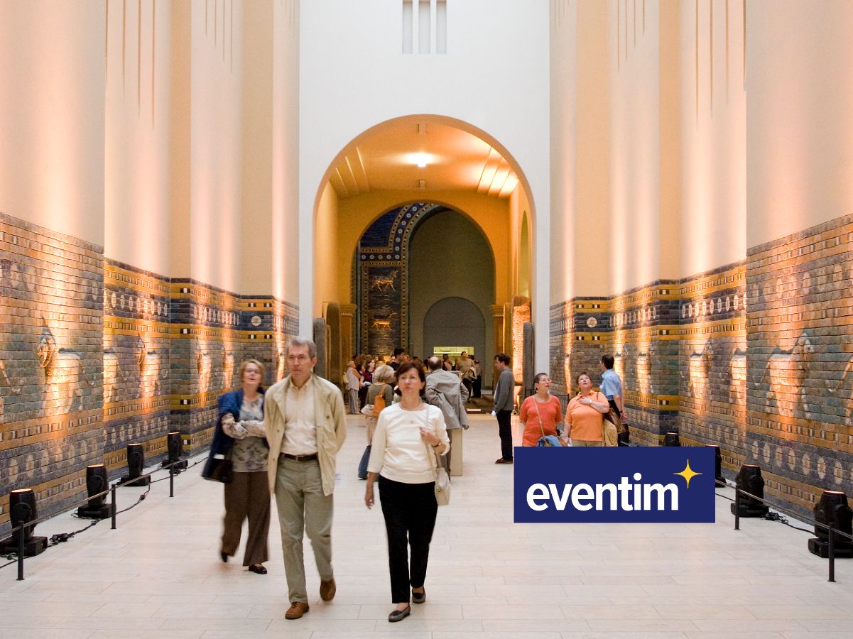 Besucher im Pergamonmuseum in Berlin