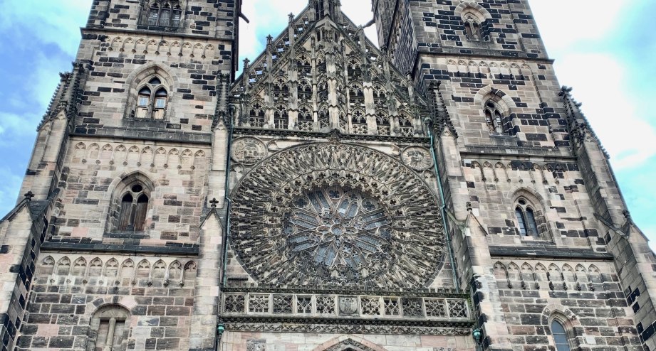 Die imposante Lorenzkirche in Nürnberg. - BAHNHIT.DE, © BAHNHIT.DE