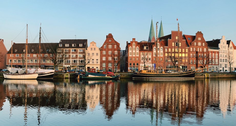 Lübeck Fassade Boote Spiegelung, © Getty Images Karin Maedlow / EyeEm; 