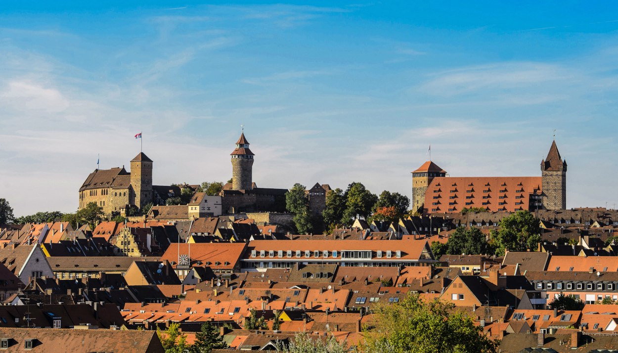 Altstadt Panorama mit Kaiserburg in Nürnberg. - BAHNHIT.DE, © Uwe Niklas