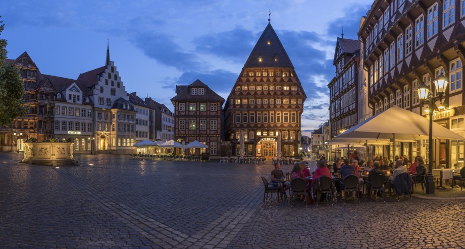 Der Marktplatz in Hildesheim bei Nacht - BAHNHIT.DE, © Getty, Foto: Patrice von Collani