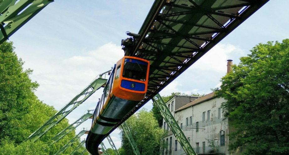 Die Schwebebahn in Wuppertal - BAHNHIT.DE, © GettyImages