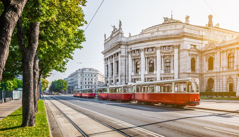 Rot-weiße Straßenbahn vor dem Burgtheater in Wien
