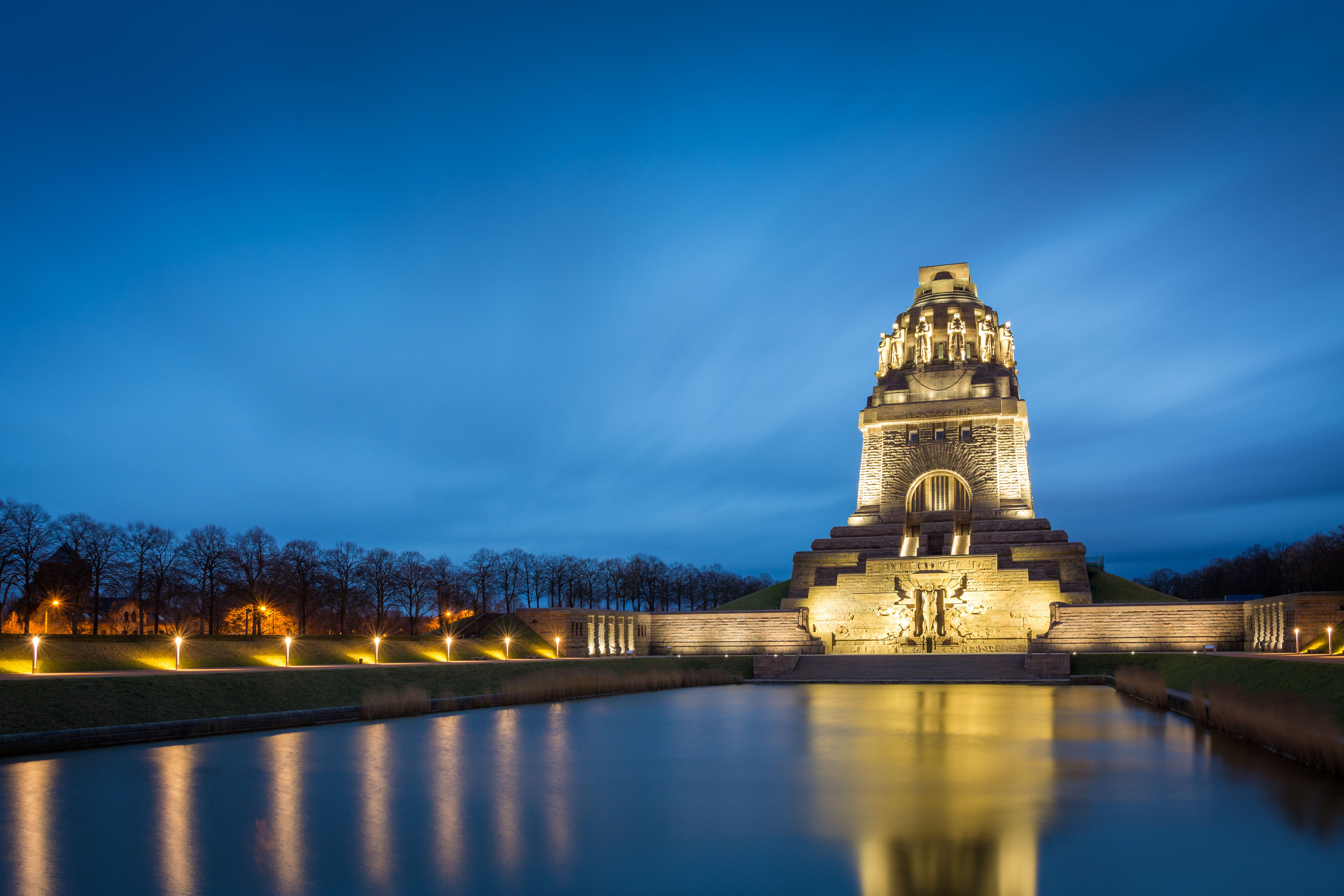 Beleuchtetes Völkerschlachtdenkmal im Dunklen 