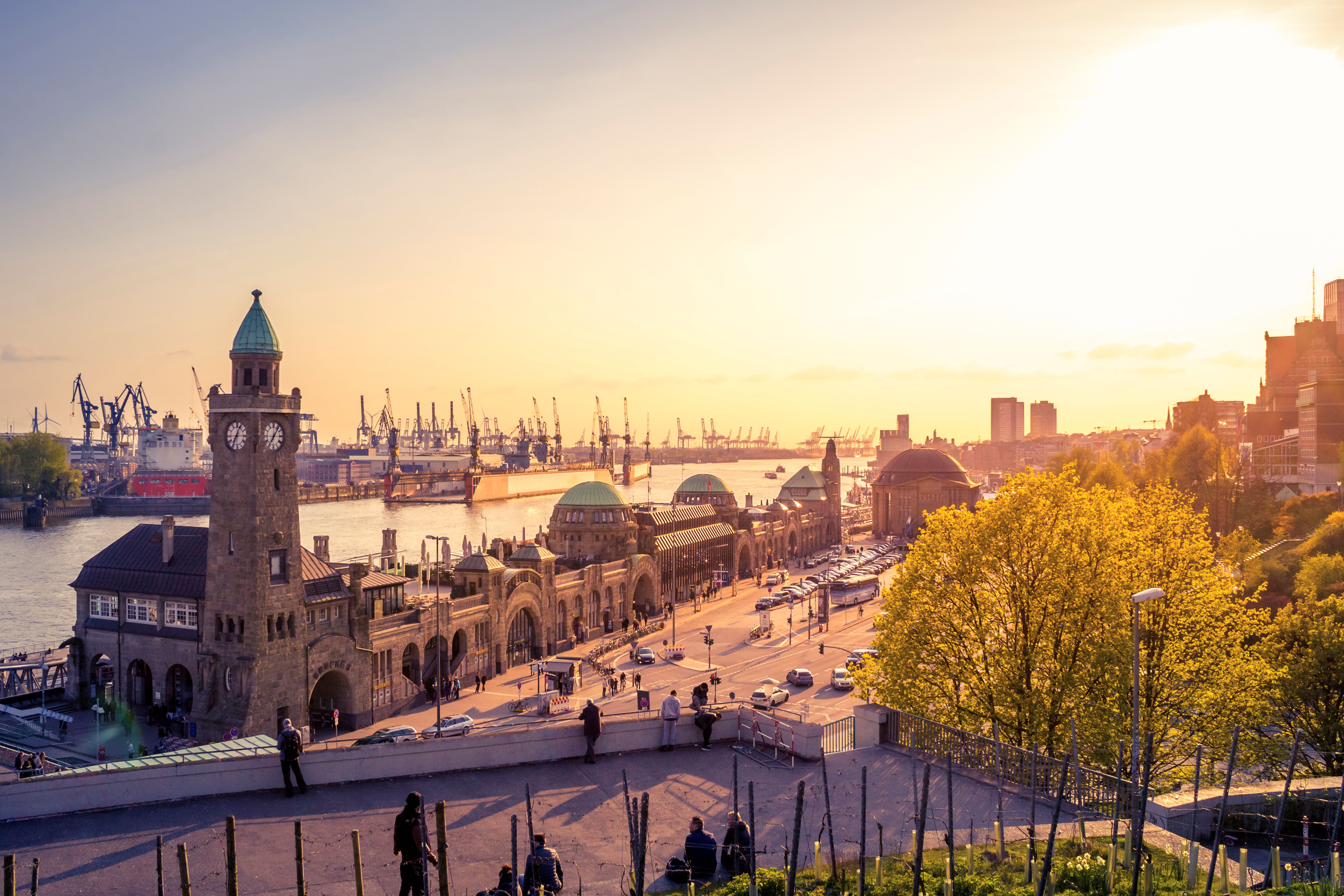 Fischmarkt mit Pegelturm in Hamburg beim Sonnenuntergang
