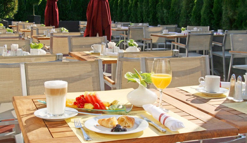Frühstück auf der Terrasse, © Crowne Plaza Berlin City Centre
