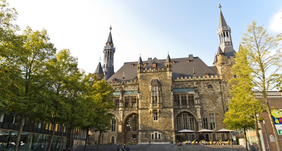 Aachen Rathaus und Gasse, © 2018 Getty Images