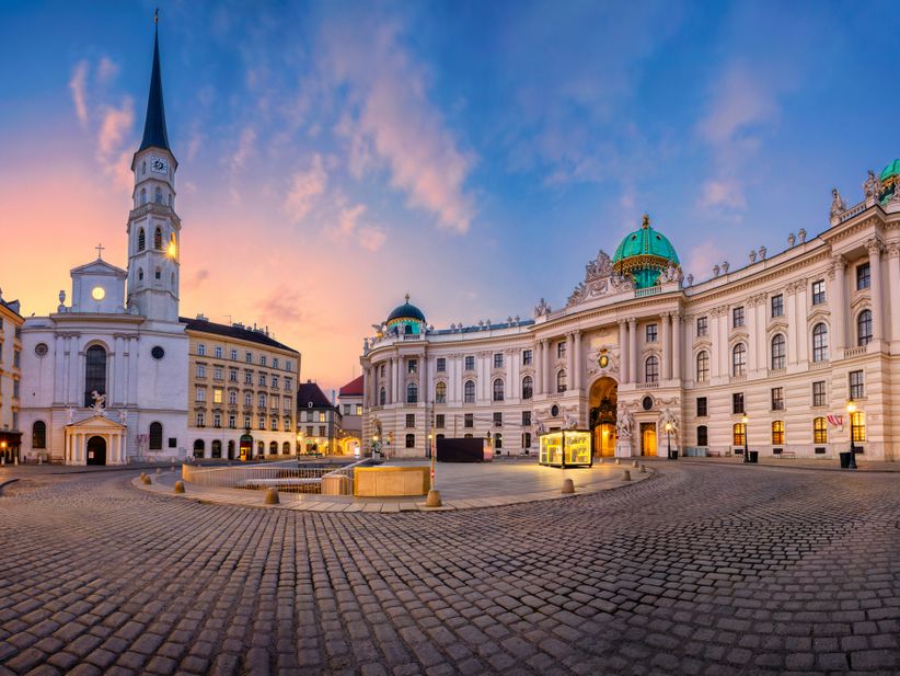 Eingang der Hofburg in Wien während des Sonnenuntergangs