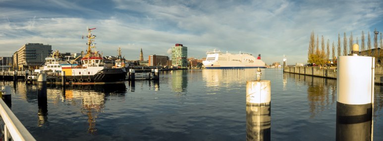 Kieler Hafen bei ruhigem Wetter mit großer Fähre im Hintergrund - BAHNHIT.DE, © getty, Foto: frankix