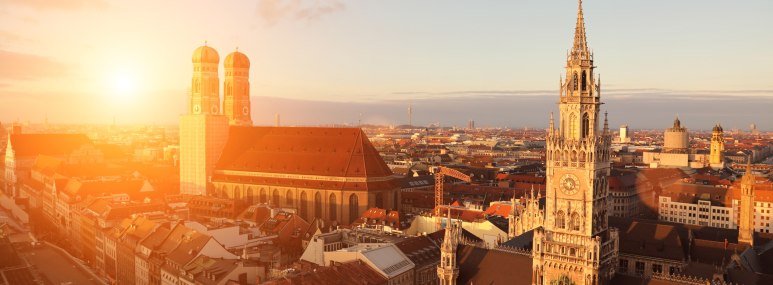 Die Frauenkirche in München im Sonnenuntergang - BAHNHIT.DE, © getty, Foto: alexsl