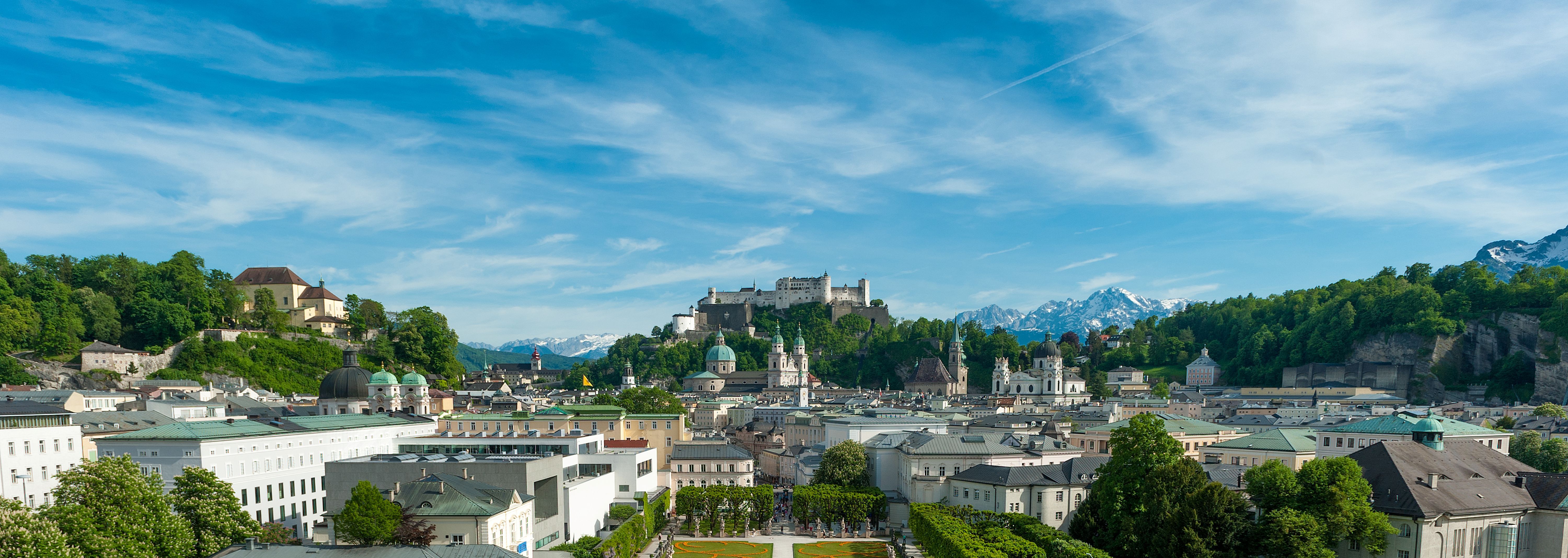 Blick auf Salzburg mit dem Schlosspark Mirabell und der Hohensalzburg