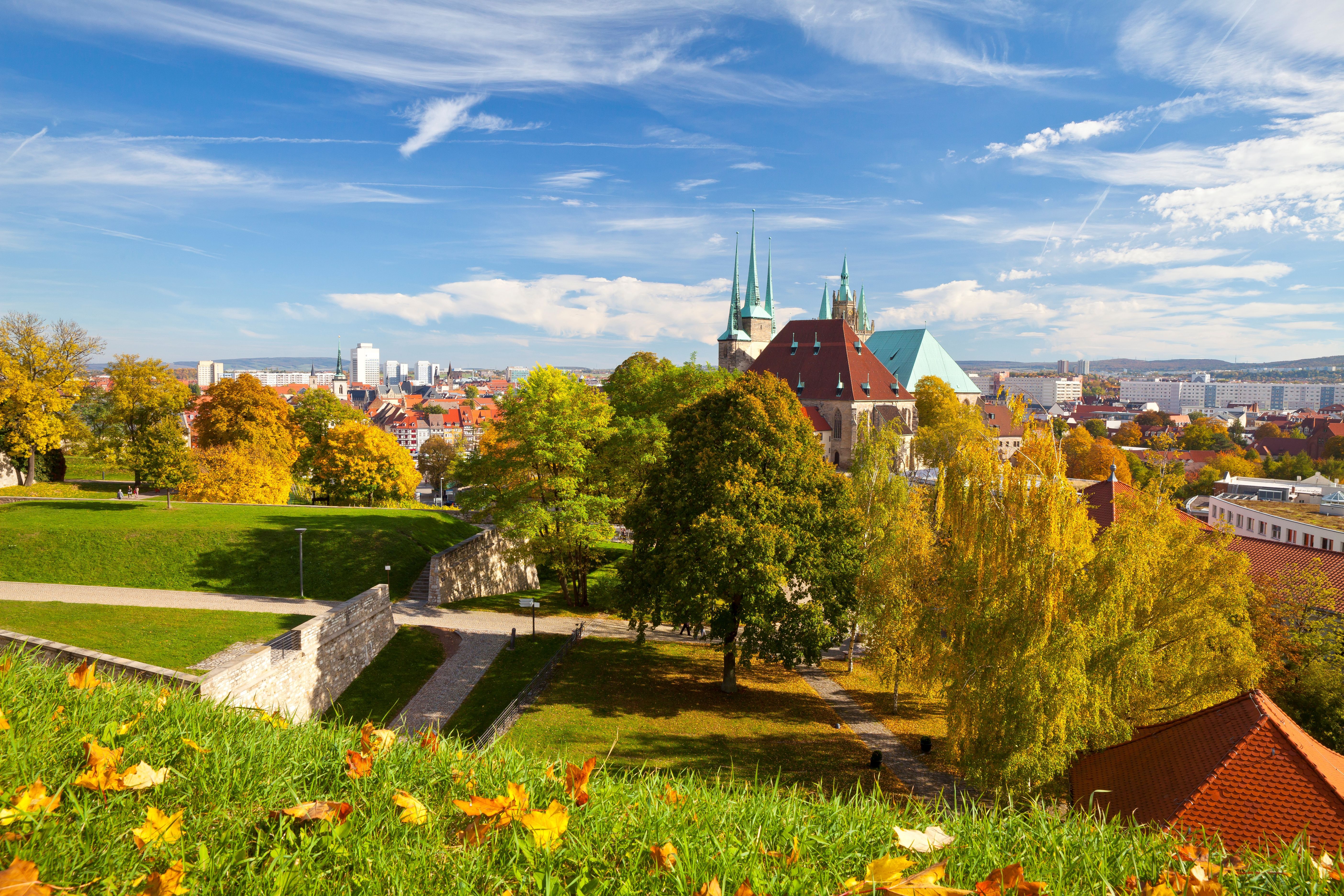 Der Erfurter Dom St. Marien, umgeben von ersten herbstlich verfärbten Bäumen
