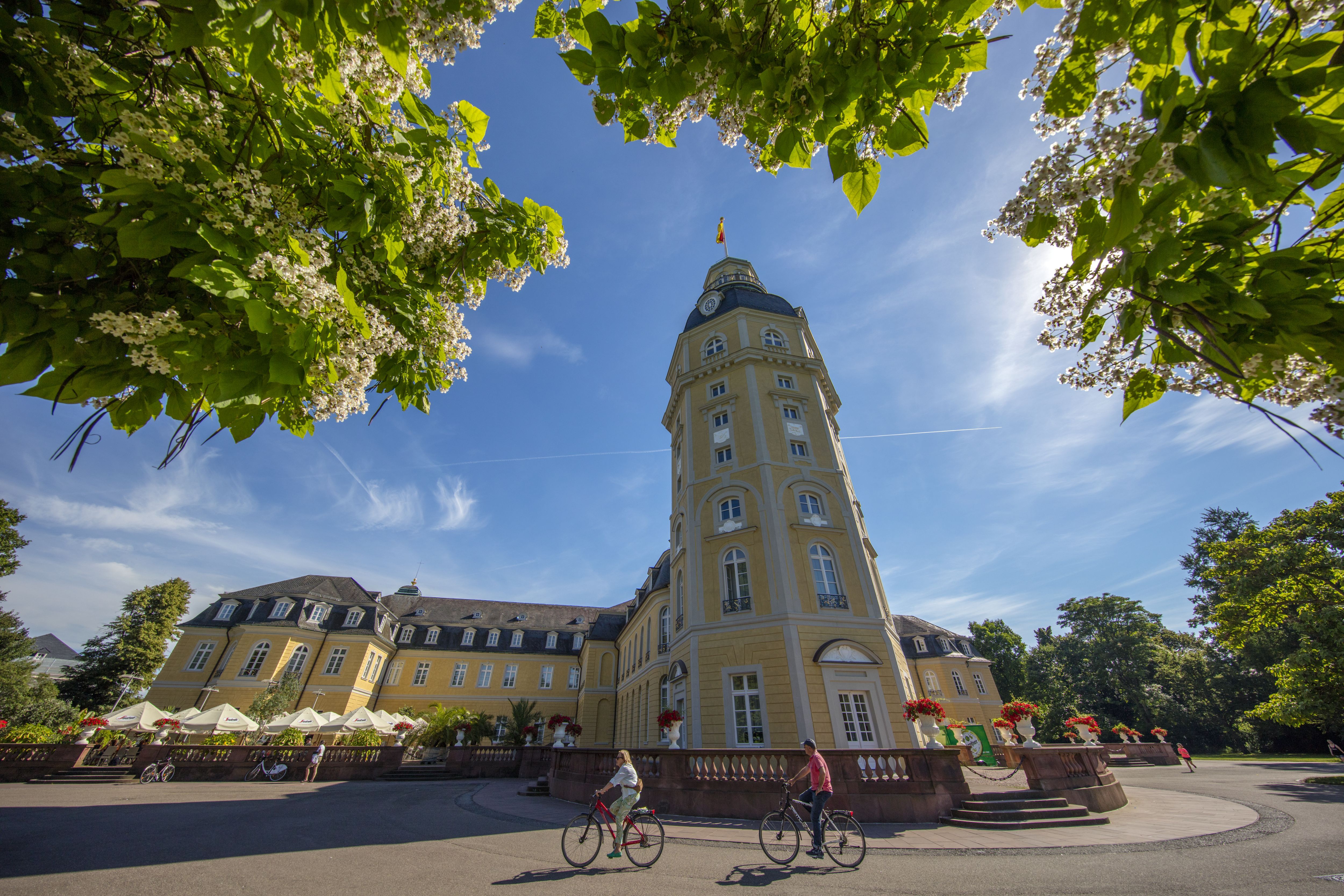 Schloss Karlsruhe im Sommer mit Schlossturm