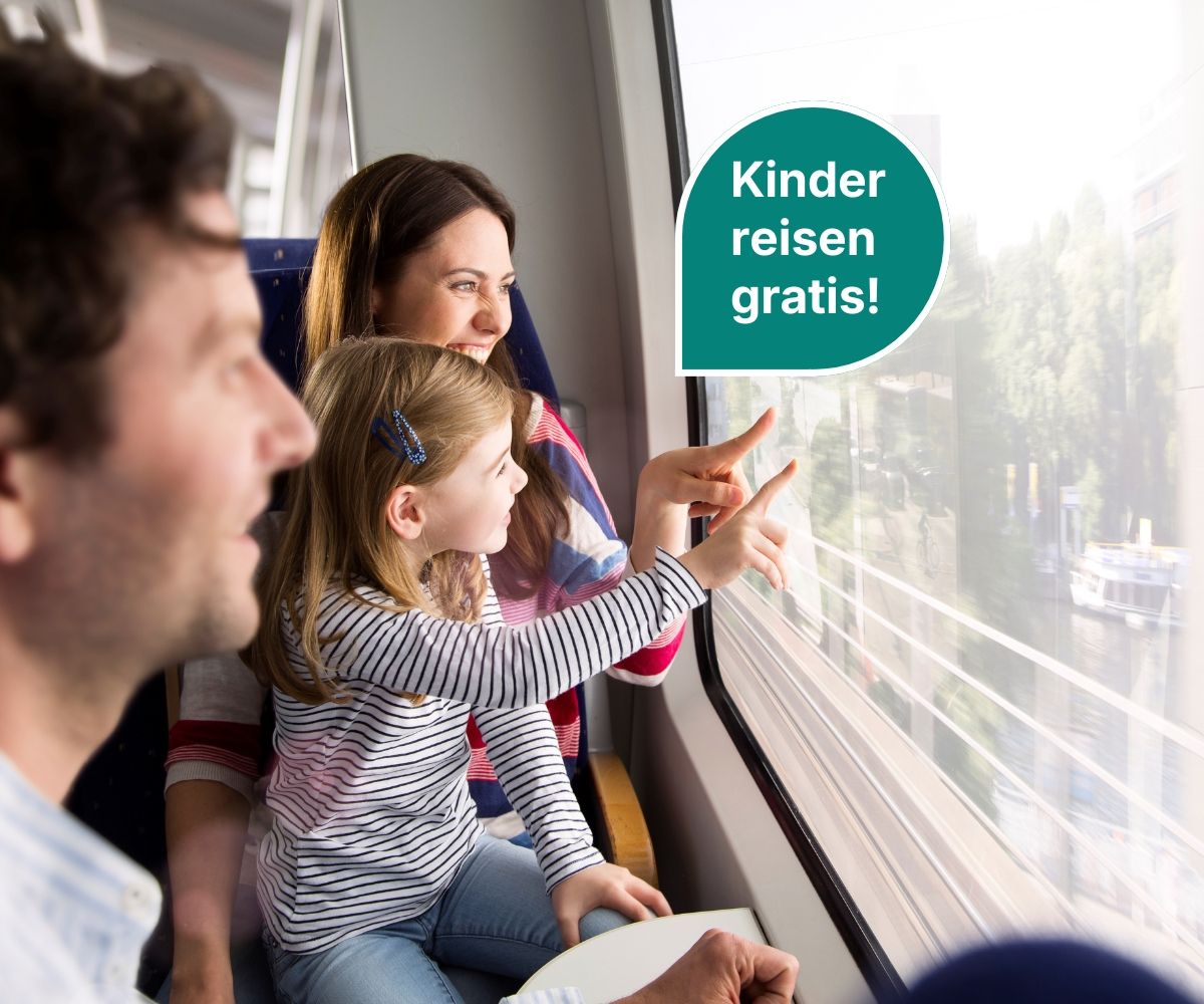 Familie fährt mit dem Zug und zeigen nach draußen. Störer von BAHNHIT.DE "Kinder reisen gratis!"