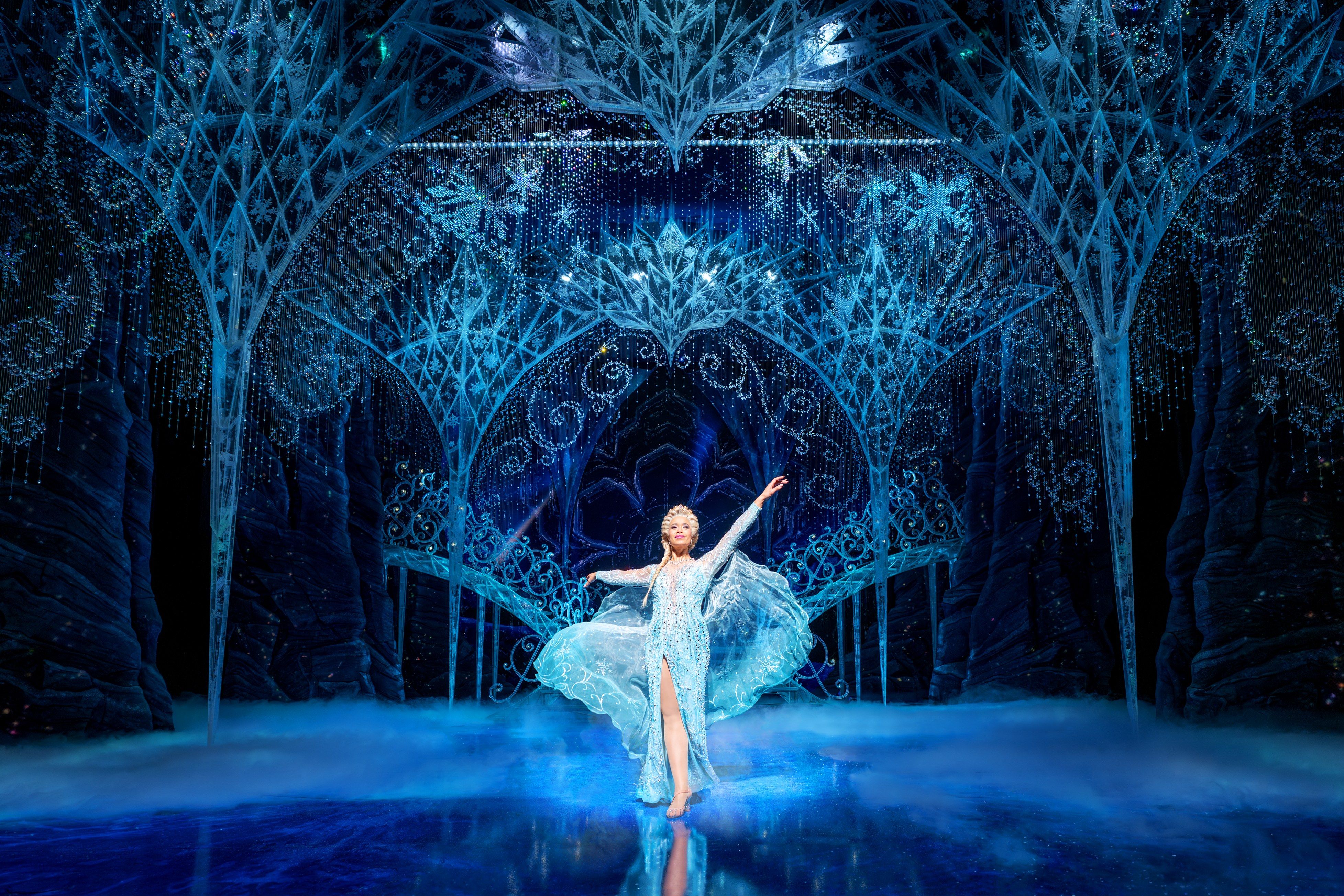 Die Eiskönigin Elsa singt den Titelsong Let it Go auf der Bühne in Stuttgart