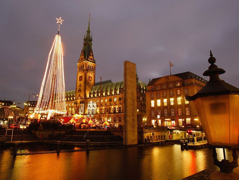 Lichter des Weihnachtsmarktes am Rathaus in Hamburg bei Nacht