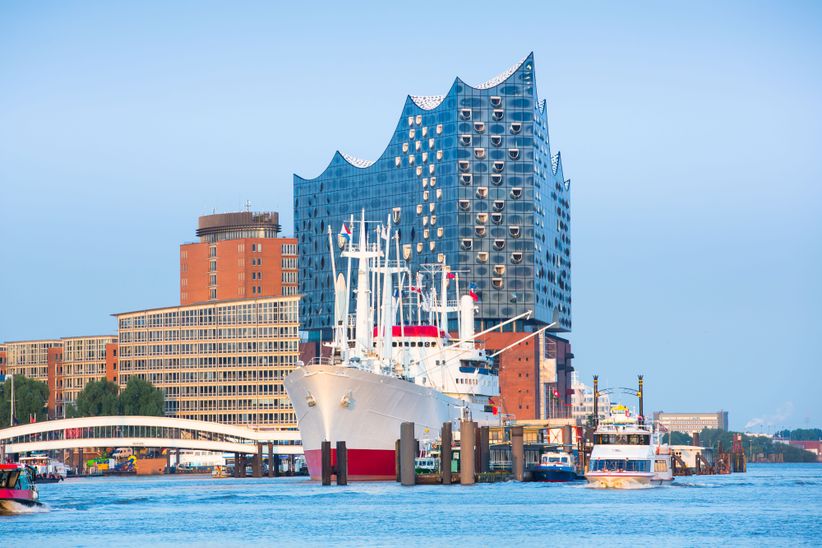 Schiff mit Masten neben Booten im Hamburger Hafen vor der Elbphilharmonie