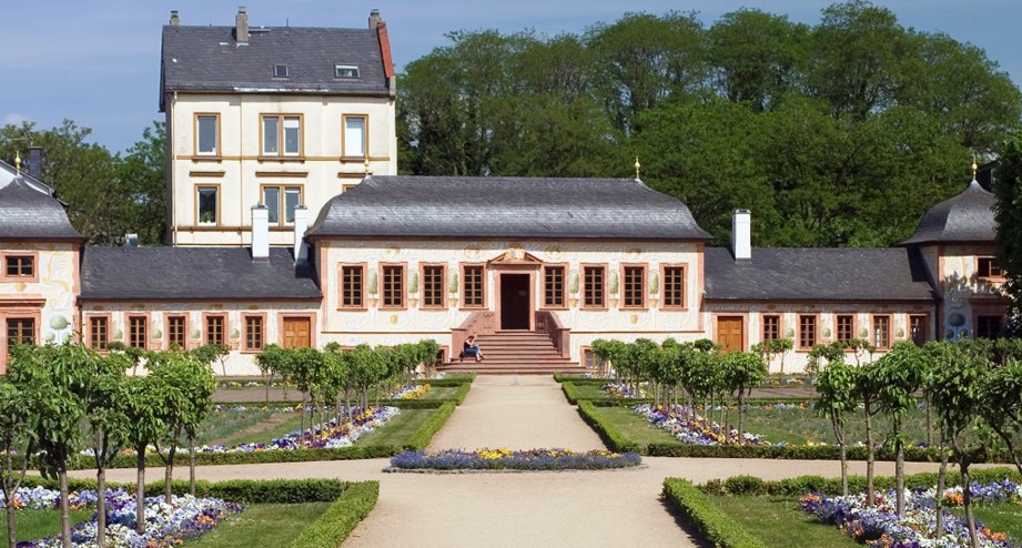 Prinz-Georg-Garten Darmstadt mit Blick aufs Prettlack'sche Gartenhaus in Darmstadt - BAHNHIT.DE, © getty, Foto: Andrew Chambers