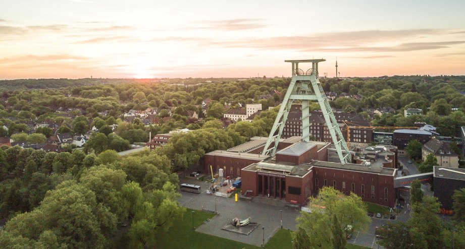 Das Bergbaumuseum in Bochum bei Sonnenuntergang.- BAHNHIT.DE, © getty, Foto: mushmedia