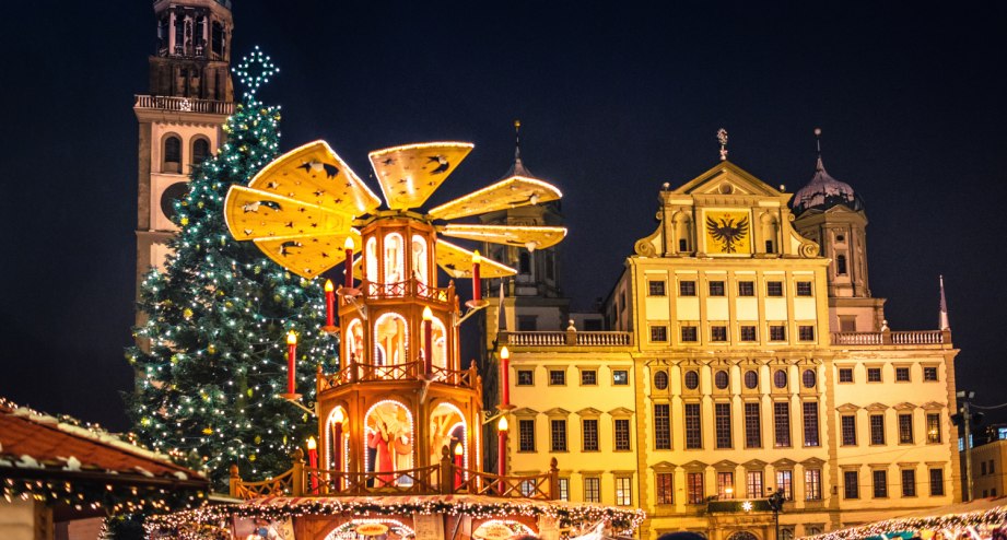 Weihnachtsmarkt in der Altstadt von Augsburg, Bayern. - BAHNHIT.DE, © getty, Foto:   Juergen Sack