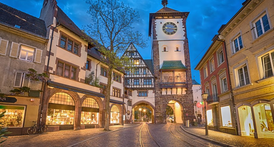 Schwabentor in der Altstadt von Freiburg. - BAHNHIT.DE, © getty, Foto: Sergey Dzyuba
