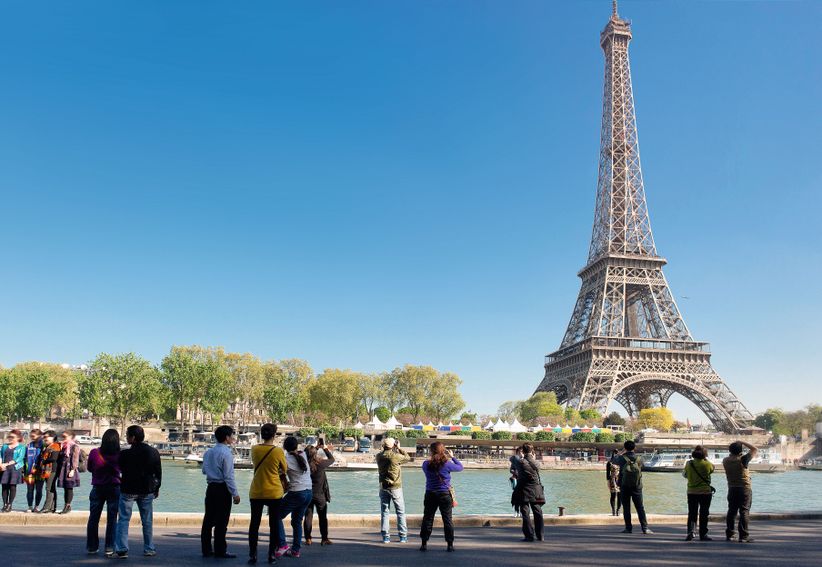 Besucher vor deim Eiffelturm in Paris