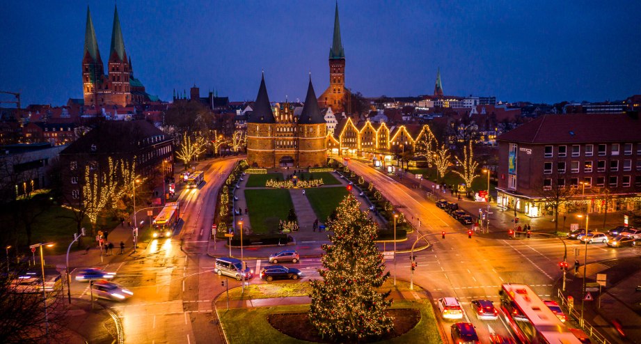 Weihnachtsmarkt Lübeck , © Weihnachtsstadt des Nordens Lübeck - Panorama mit Holstentor © LTM