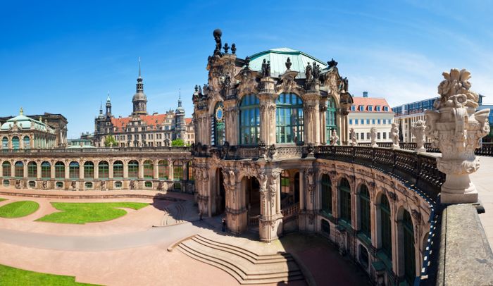 Dresden Zwinger mit Stadt im Hintergrund