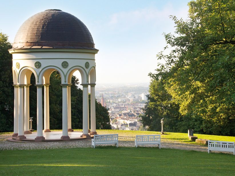 Nerobergtempel in Wiesbaden mit Blick auf die Stadt durch Bäume