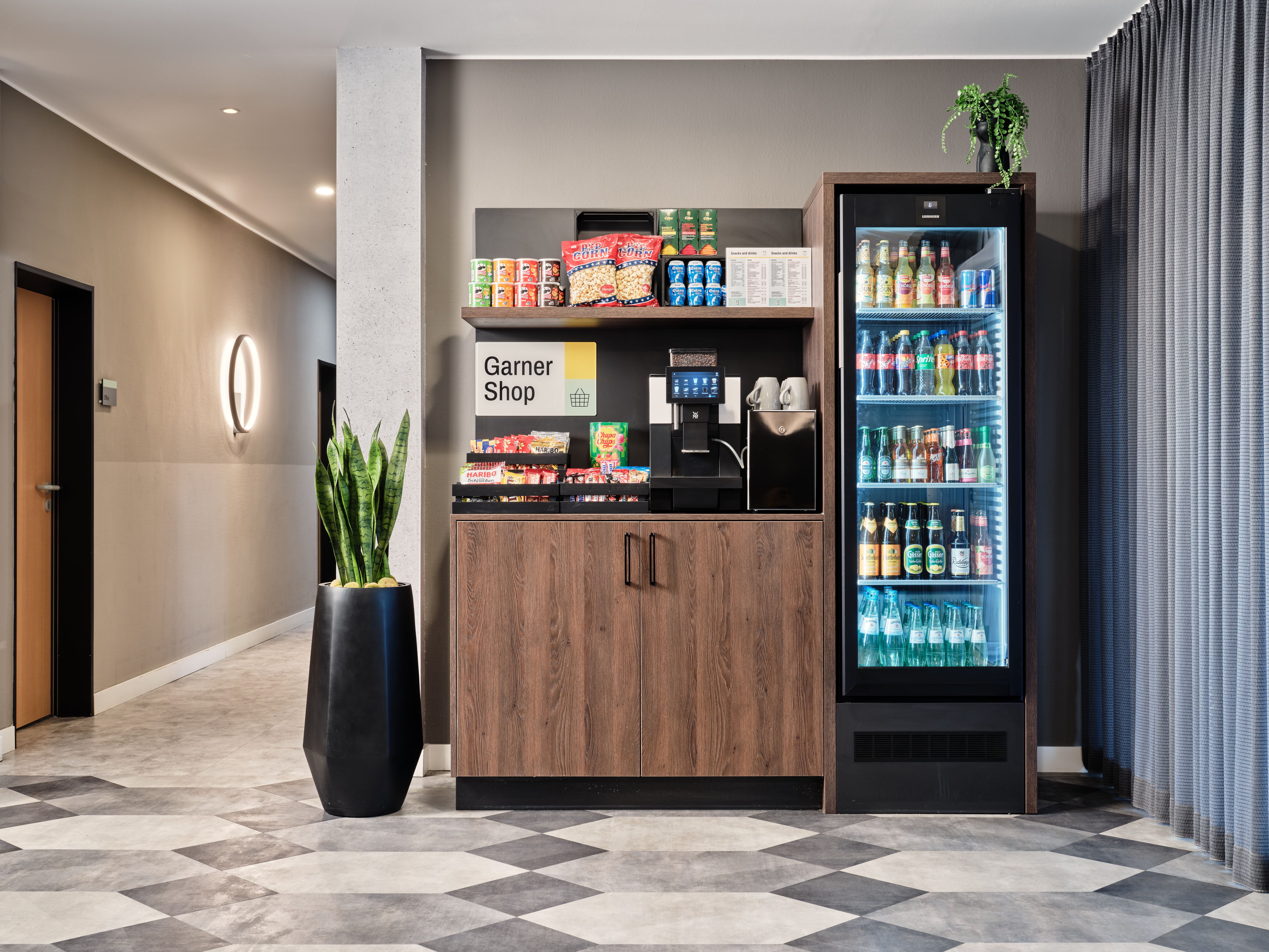 Snackstation mit Snacks, Getränkeautomat und Kaffeemaschine.