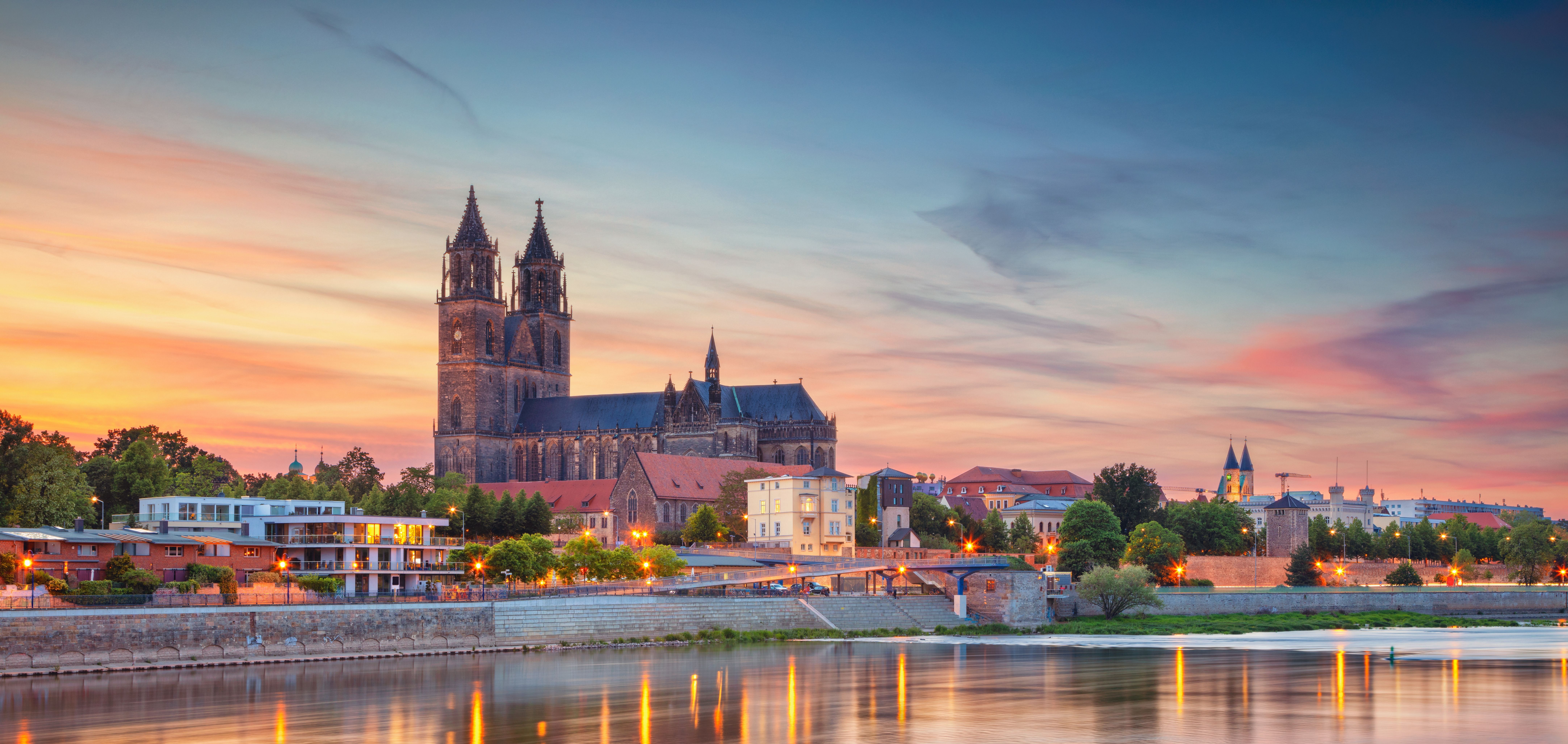 Blicke auf Magdeburg bei Dämmerlicht.