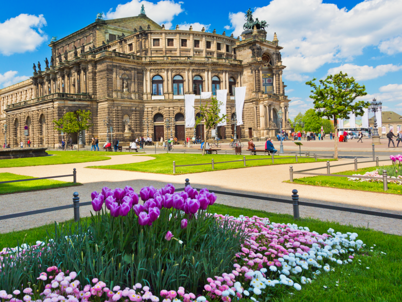 Dresden im Frühling mit historischem Gebäude und gepflegter Parkanlage