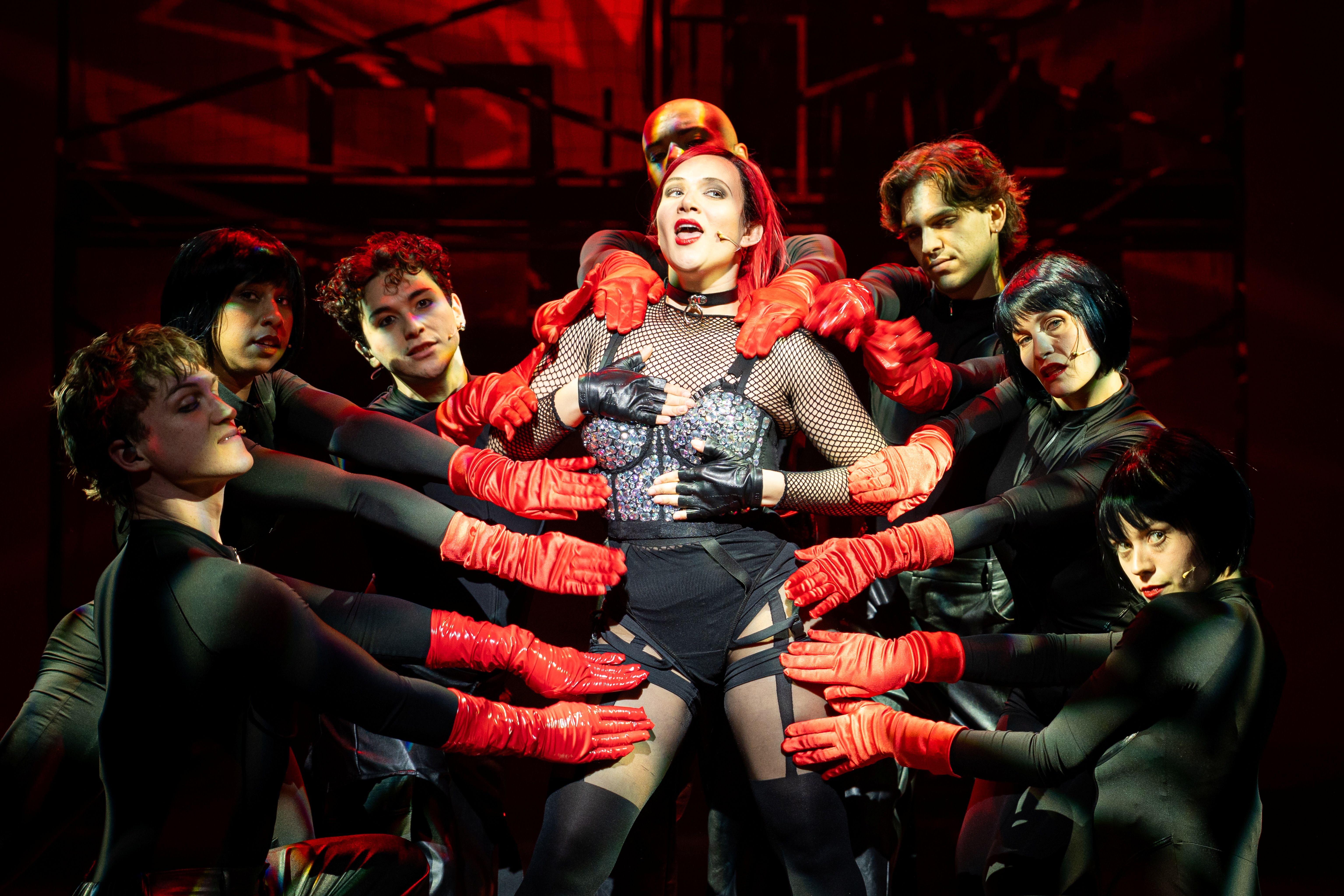 Weiblicher Hauptcharakter des Musicals mit Roten Haaren während einer Choreographie im Musical WIR SIND AM LEBEN.