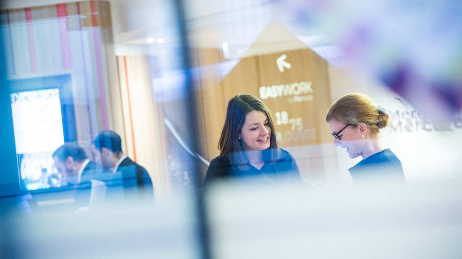 Personen an der Rezeption eines Accor Hotels