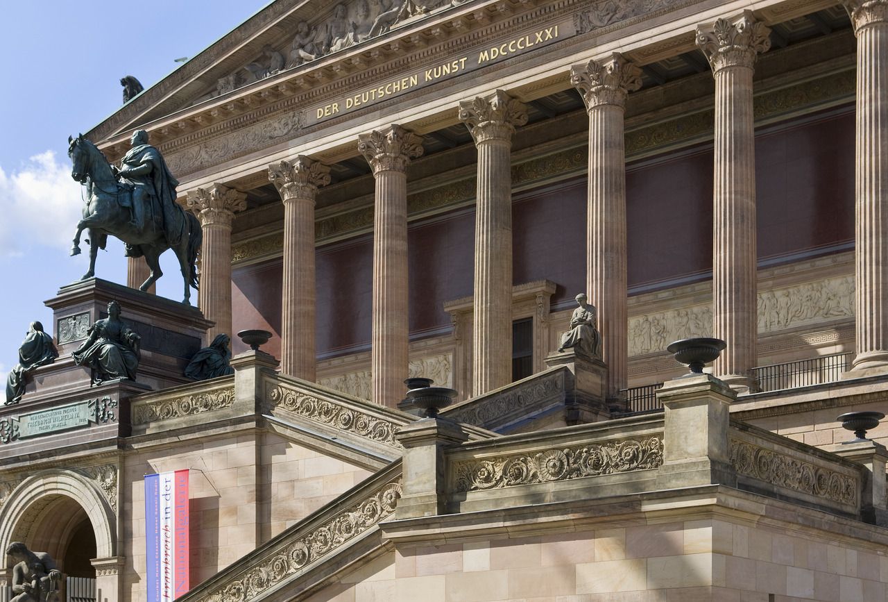 Nahaufnahme der Treppe der Alten Nationalgalerie in Berlin