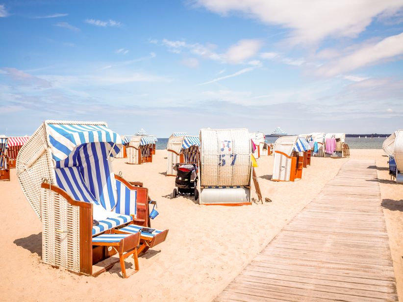 Strandkörbe am Strand von Travemünde bei Lübeck