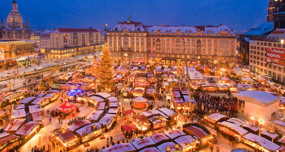Der Dresdner Striezelmarkt, einer der bekanntesten Weihnachtsmärkte der Welt, am Abend - BAHNHIT.DE, © getty, Foto: LHD / Dittrich