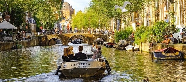 Bahnhit Amsterdam Bootstour kleines Boot, © pixabay