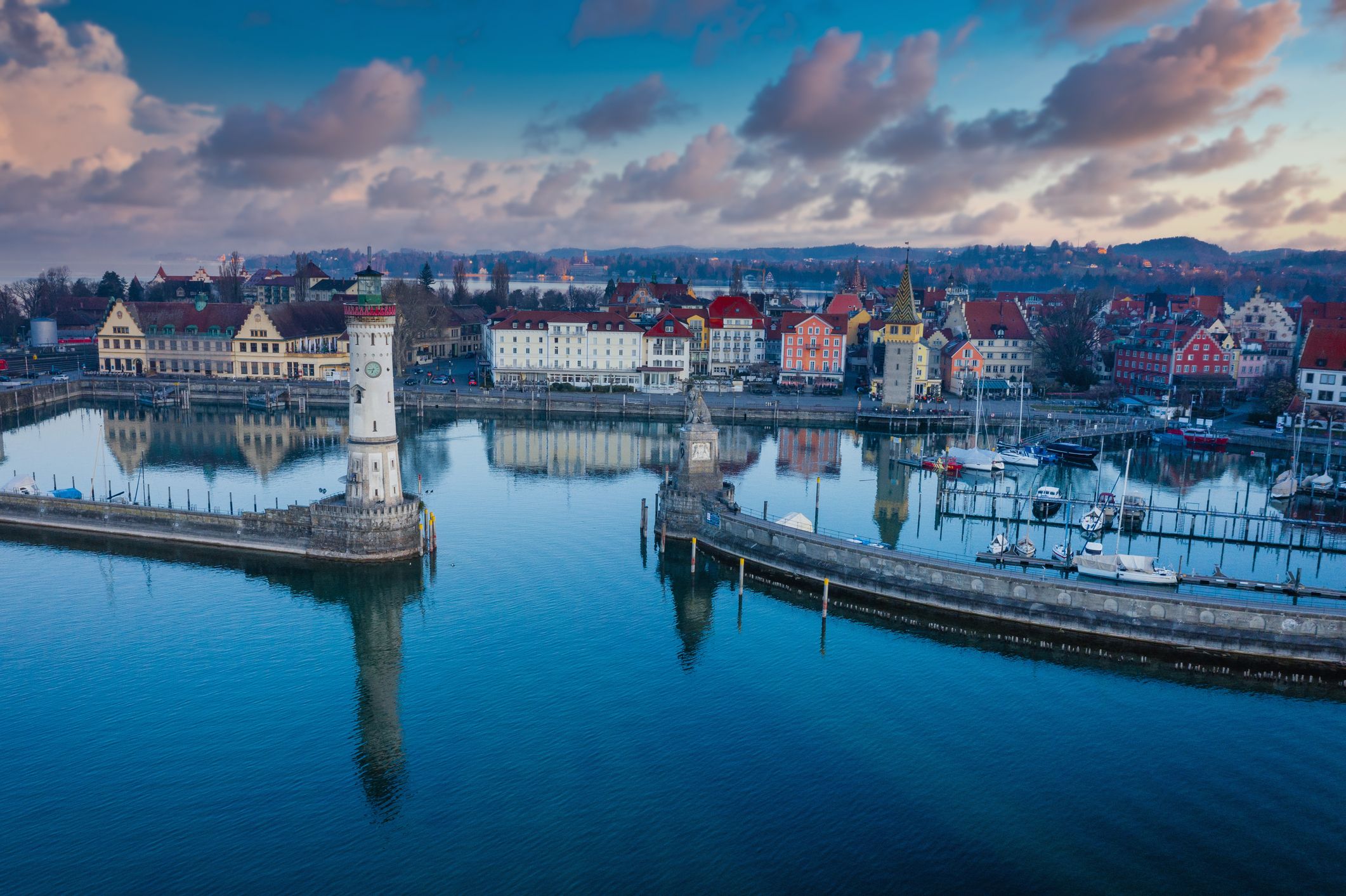 Luftaufnahme von Hafen und Leuchtturm in Lindau am Bodensee