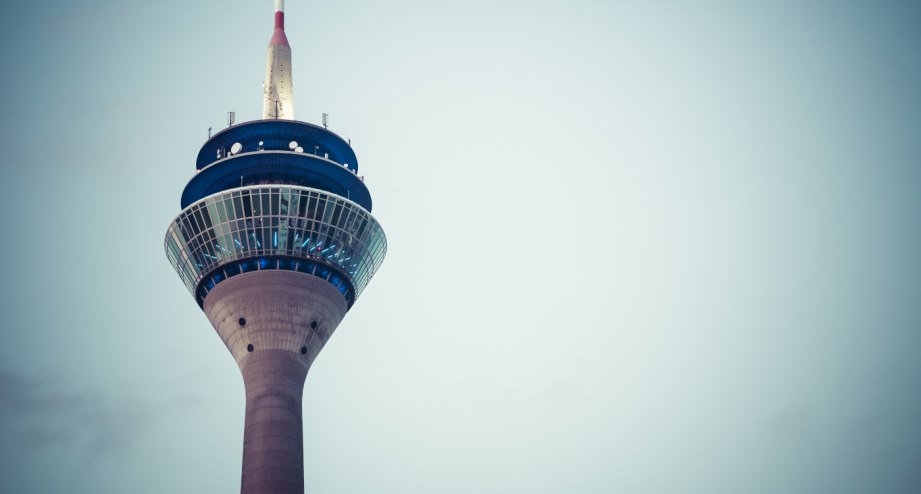 Der Fernsehturm von Düsseldorf. - BAHNHIT.DE, © getty; Foto: Kristian Peetz