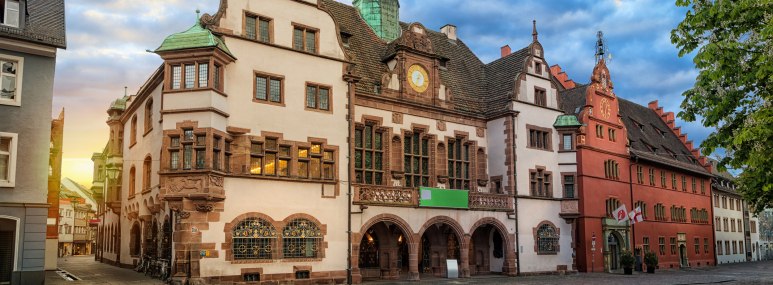 Die malerische Altstadt mit Rathaus von Freiburg - BAHNHIT.DE, © getty, Foto: Sergey Dzyuba